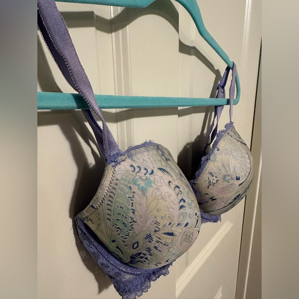 Silky smooth with a touch of lace, a everyday bra with natural lift & underwire - Picture 2 of 3